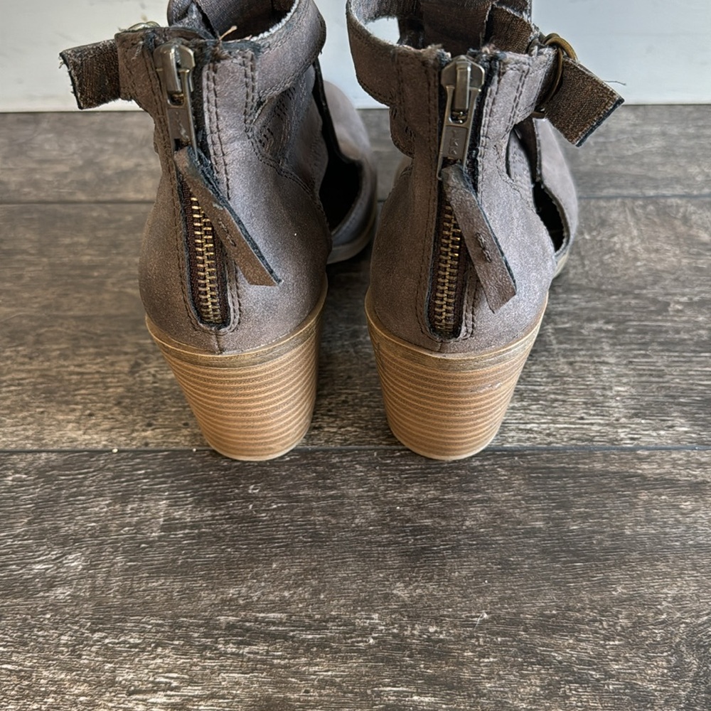 Roxy Booties - Picture 3 of 4